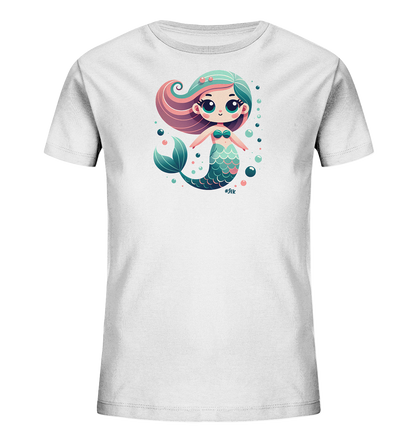 Onlineshop Shirts fuer Kinder - Das Bild zeigt ein weisses Kinder-T-Shirt mit einer niedlichen, cartoonhaften Meerjungfrau auf der Vorderseite. Die Meerjungfrau hat buntes Haar und einen tuerkisfarbenen Schwanz, umgeben von kleinen Blasen. Ihr Design ist farbenfroh und detailreich, was dem Shirt eine verspielte Optik verleiht. Es ist ein ansprechendes Motiv fuer ein Kinderoutfit.
