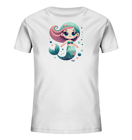 Onlineshop Shirts fuer Kinder - Das Bild zeigt ein weisses Kinder-T-Shirt mit einer niedlichen, cartoonhaften Meerjungfrau auf der Vorderseite. Die Meerjungfrau hat buntes Haar und einen tuerkisfarbenen Schwanz, umgeben von kleinen Blasen. Ihr Design ist farbenfroh und detailreich, was dem Shirt eine verspielte Optik verleiht. Es ist ein ansprechendes Motiv fuer ein Kinderoutfit.