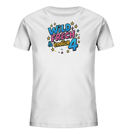 Onlineshop Shirts fuer Kinder - Das Bild zeigt ein weisses T-Shirt fuer Kinder mit einem bunten Aufdruck in Comic-Stil. Der Text auf dem Shirt lautet 'WILD FRECH & endlich 4'. Das Design ist von Sternen und Blitzen umgeben und verwendet leuchtende Farben wie Blau, Pink und Gelb.
