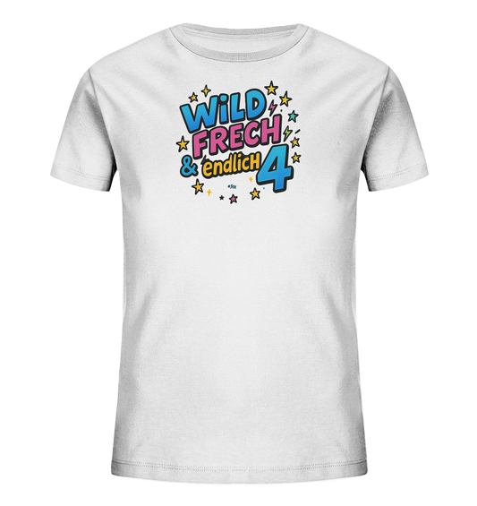 Onlineshop Shirts fuer Kinder - Das Bild zeigt ein weisses T-Shirt fuer Kinder mit einem bunten Aufdruck in Comic-Stil. Der Text auf dem Shirt lautet 'WILD FRECH & endlich 4'. Das Design ist von Sternen und Blitzen umgeben und verwendet leuchtende Farben wie Blau, Pink und Gelb.