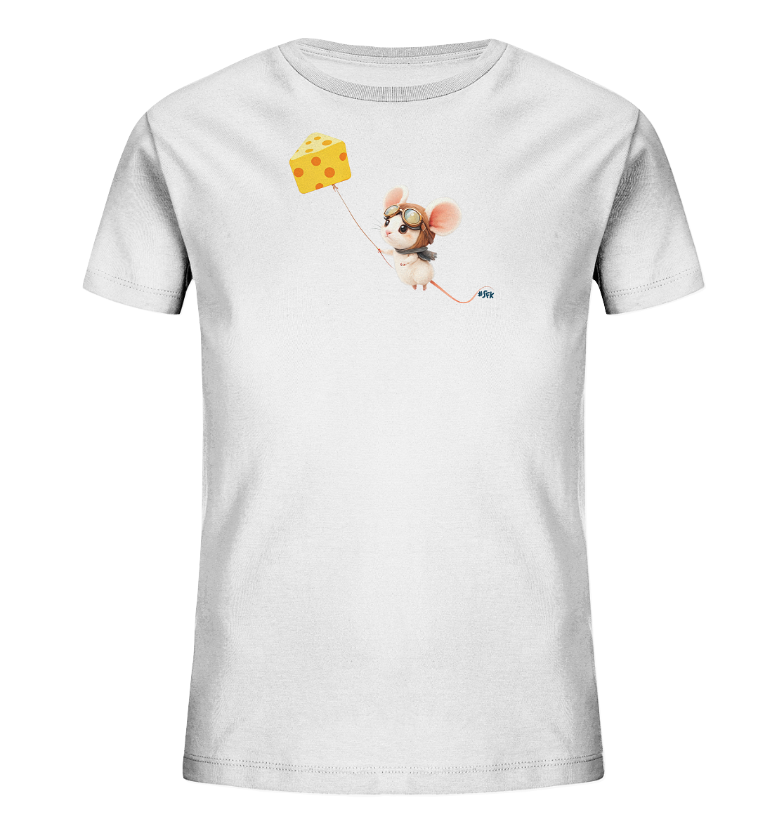 Onlineshop Shirts fuer Kinder - Das Bild zeigt ein weisses Kinder-T-Shirt mit einem niedlichen Motiv einer fliegenden Maus. Die Maus traegt eine Pilotenmuetze und eine Brille und haelt einen grossen Kaeseklotz an einer Schnur, der wie ein Drachen wirkt. Das Design ist verspielt und zeigt die Maus in einer aufmerksamen und abenteuerlichen Pose. Der helle Hintergrund des Shirts hebt das bunte Motiv hervor.