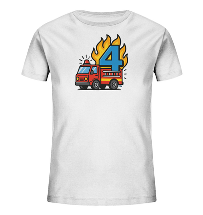 Onlineshop Shirts fuer Kinder - Das Bild zeigt ein weisses T-Shirt fuer Kinder mit einem farbenfrohen Motiv. Zentral ist ein rotes Feuerwehrauto abgebildet, hinter dem eine grosse blaue Zahl Vier steht. Um die Zahl herum sind gelbe und orangefarbene Flammen dargestellt. Dieses Design ist detailreich und spricht junge Feuerwehr-Fans an.
