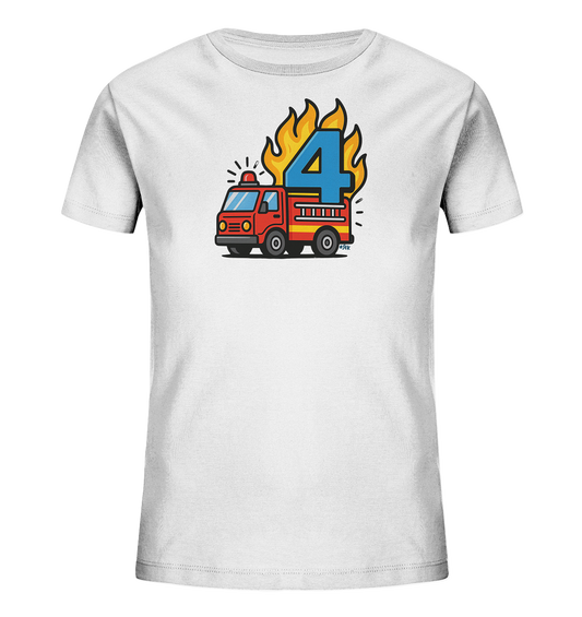 Onlineshop Shirts fuer Kinder - Das Bild zeigt ein weisses T-Shirt fuer Kinder mit einem farbenfrohen Motiv. Zentral ist ein rotes Feuerwehrauto abgebildet, hinter dem eine grosse blaue Zahl Vier steht. Um die Zahl herum sind gelbe und orangefarbene Flammen dargestellt. Dieses Design ist detailreich und spricht junge Feuerwehr-Fans an.