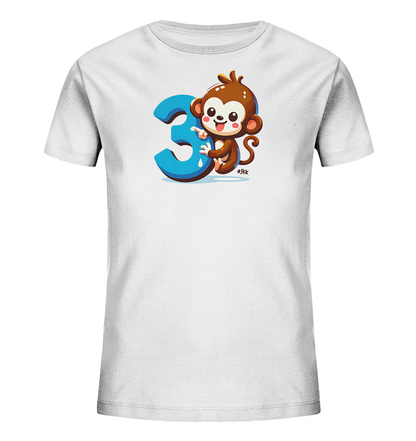 Onlineshop Shirts fuer Kinder - Das Bild zeigt ein weisses Kinder-T-Shirt mit einem lustigen Motiv auf der Vorderseite. Ein suesser, cartoonhafter Affe mit grossen Augen umarmt die grosse, blaue Zahl '3'. Das Design wirkt froehlich und verspielt, perfekt fuer einen Geburtstag oder als alltaegliches Kleidungsstueck. Die Illustration ist farbenfroh und kinderfreundlich gestaltet.
