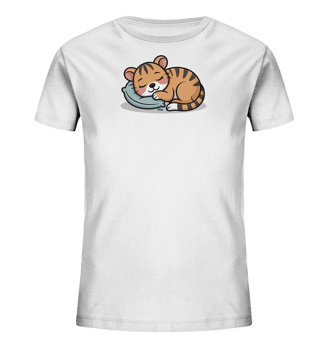 Onlineshop Shirts fuer Kinder - Das Bild zeigt ein weisses Kinder-T-Shirt mit einer niedlichen Illustration eines schlafenden Tigerjungen. Das orangefarbene Tigerbaby mit schwarzen Streifen liegt friedlich auf einem hellblauen Kissen. Die Augen sind geschlossen und der Ausdruck ist zufrieden. Dieses Design wirkt beruhigend und liebevoll.