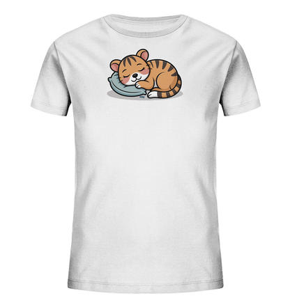 Onlineshop Shirts fuer Kinder - Das Bild zeigt ein weisses Kinder-T-Shirt mit einer niedlichen Illustration eines schlafenden Tigerjungen. Das orangefarbene Tigerbaby mit schwarzen Streifen liegt friedlich auf einem hellblauen Kissen. Die Augen sind geschlossen und der Ausdruck ist zufrieden. Dieses Design wirkt beruhigend und liebevoll.