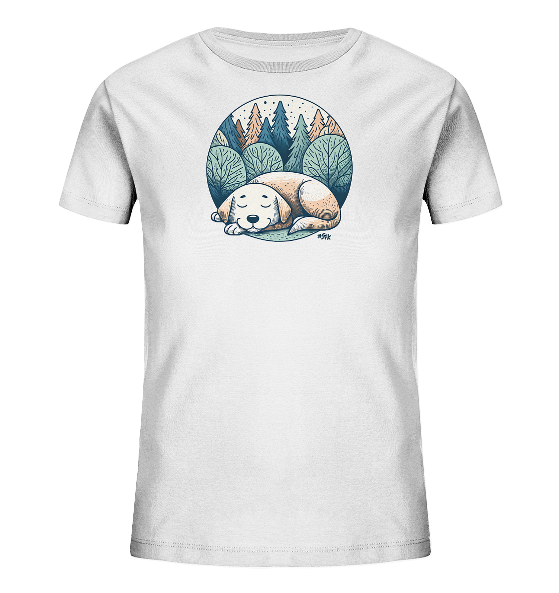 Onlineshop Shirts fuer Kinder - Das Bild zeigt ein weisses Kinder-T-Shirt. Auf der Vorderseite ist eine kreisfoermige Illustration eines schlafenden Hundes zu sehen. Der Hund liegt entspannt auf dem Boden vor einer idyllischen Naturkulisse mit Baeumen und Straeuchern. Das Design wirkt ruhig und naturnah.