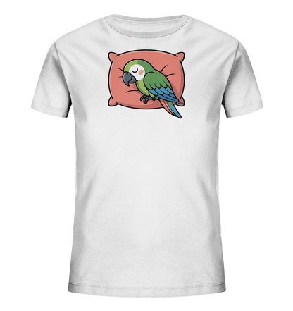 Onlineshop Shirts fuer Kinder - Das Bild zeigt ein weisses Kinder-T-Shirt mit einem niedlichen Motiv eines schlafenden Papageis. Der gruene Papagei mit blauen Fluegeln liegt friedlich auf einem pfirsichfarbenen Kissen. Die Augen des Vogels sind geschlossen, was einen ruhigen Ausdruck vermittelt. Das Design wirkt sanft und kinderfreundlich, ideal fuer entspannte Tage.