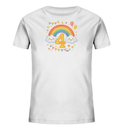 Onlineshop Shirts fuer Kinder - Das Bild zeigt ein weisses T-Shirt fuer Kinder mit einem froehlichen Druckmotiv. Im Zentrum steht ein farbenfroher Regenbogen, unter dem die grosse goldene Zahl 4 platziert ist. Das Motiv wird von laechelnden Wolken, Sternen, Herzen, einer Wimpelkette und bunten Ballons umrahmt. Das Design wirkt verspielt und ist ideal fuer einen besonderen Anlass.