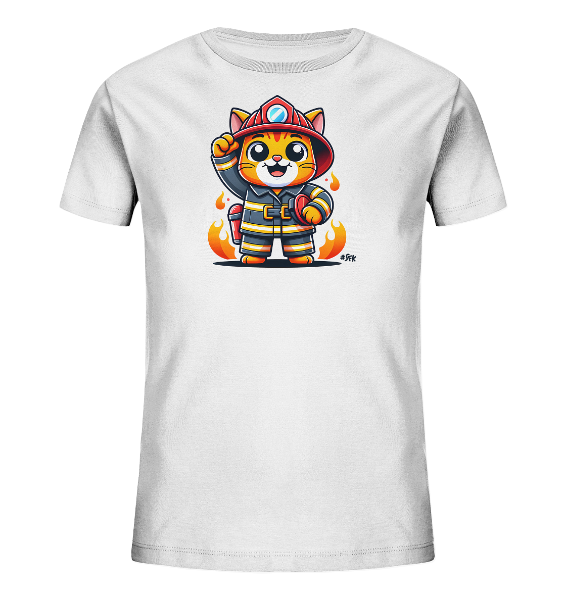Onlineshop Shirts fuer Kinder - Das Bild zeigt ein weisses T-Shirt fuer Kinder mit einem lustigen Comic-Motiv auf der Vorderseite. Darauf ist eine orangefarbene Katze in voller Feuerwehrmontur mit rotem Helm und grauer Uniform zu sehen. Die Katze winkt freundlich mit einer Pfote und haelt einen kleinen Feuerloescher. Um die Figur herum sind stilisierte Flammen dargestellt, was dem Design einen dynamischen Touch verleiht.