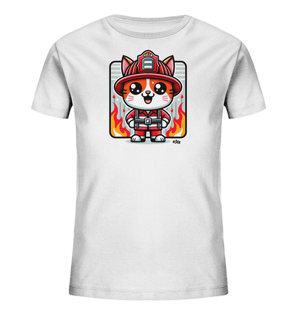 Onlineshop Shirts fuer Kinder - Das Bild zeigt ein weisses T-Shirt mit einer niedlichen Cartoon-Grafik einer Katze. Die Katze ist als Feuerwehrmann gekleidet und traegt einen roten Helm sowie eine rote Uniform. Hinter der Katze ist ein rechteckiger Hintergrund mit grauen Streifen und stilisierten Flammen an den Seiten abgebildet. Das Design wirkt freundlich und verspielt.