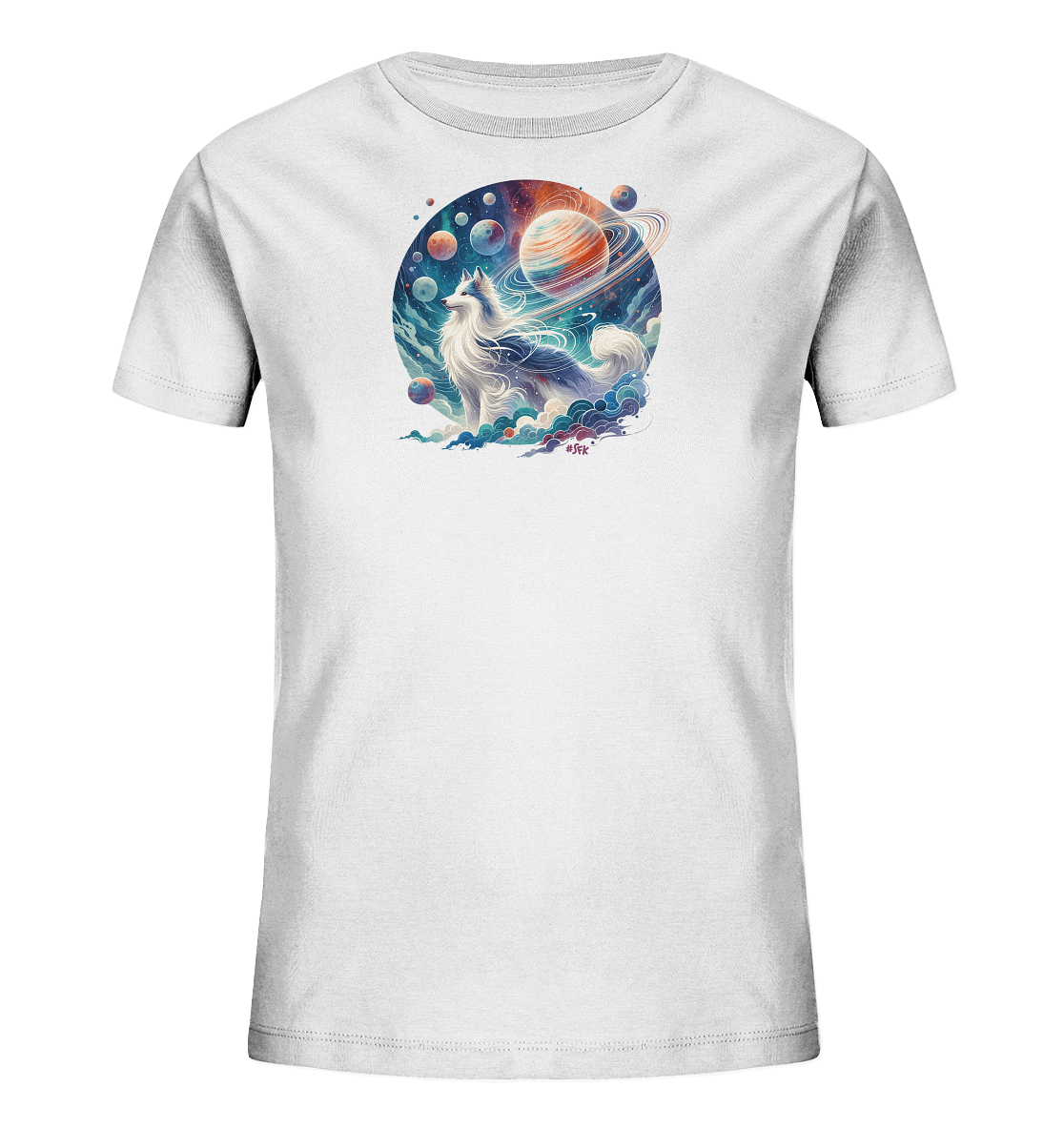 Onlineshop Shirts fuer Kinder - Das Bild zeigt ein weisses Kinder-T-Shirt mit einem grossen, runden Druck auf der Vorderseite. Das Motiv stellt ein wolfsaehnliches Wesen mit wehendem Fell dar, das auf stilisierten Wolken steht. Dahinter ist eine farbenfrohe Weltraumlandschaft mit mehreren Planeten und Nebeln zu sehen. Das Design hat einen fantasievollen und kosmischen Charakter.