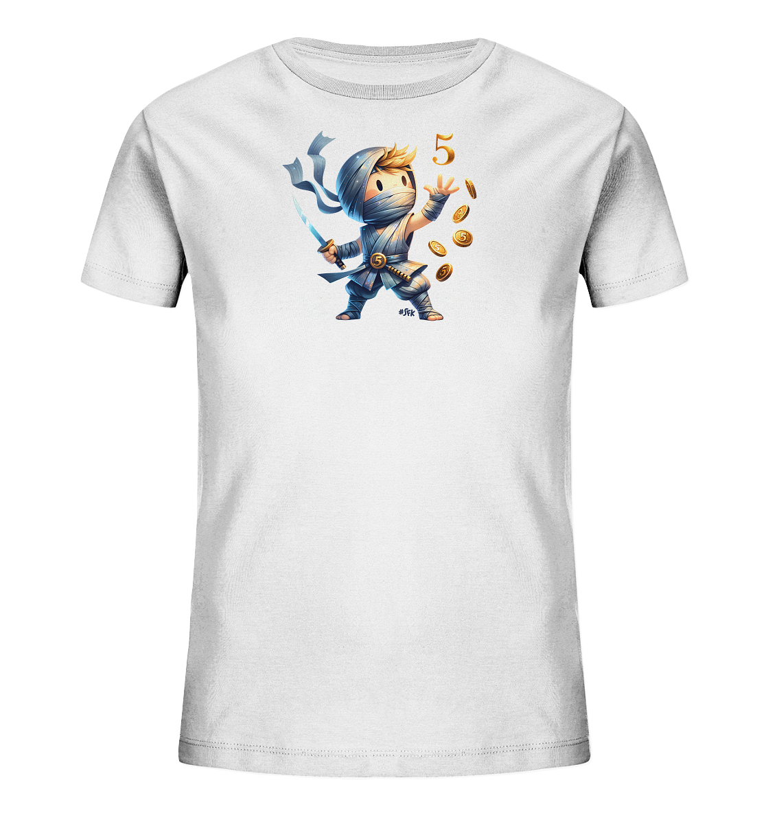 Onlineshop Shirts fuer Kinder - Dieses weisse T-Shirt zeigt eine Illustration eines kleinen Kaempfers in blauen Bandagen, der ein Schwert schwingt. Die Figur jongliert mehrere goldene Muenzen. Neben ihm steht die goldene Zahl Fuenf. Das Design wirkt dynamisch und verspielt.