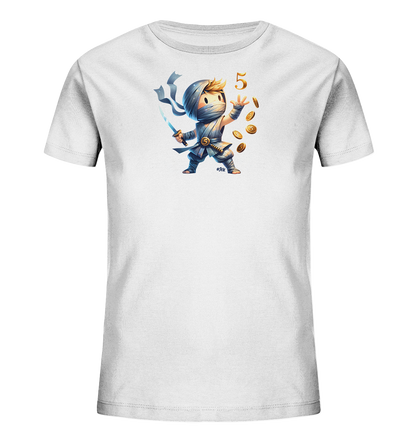 Onlineshop Shirts fuer Kinder - Dieses weisse T-Shirt zeigt eine Illustration eines kleinen Kaempfers in blauen Bandagen, der ein Schwert schwingt. Die Figur jongliert mehrere goldene Muenzen. Neben ihm steht die goldene Zahl Fuenf. Das Design wirkt dynamisch und verspielt.