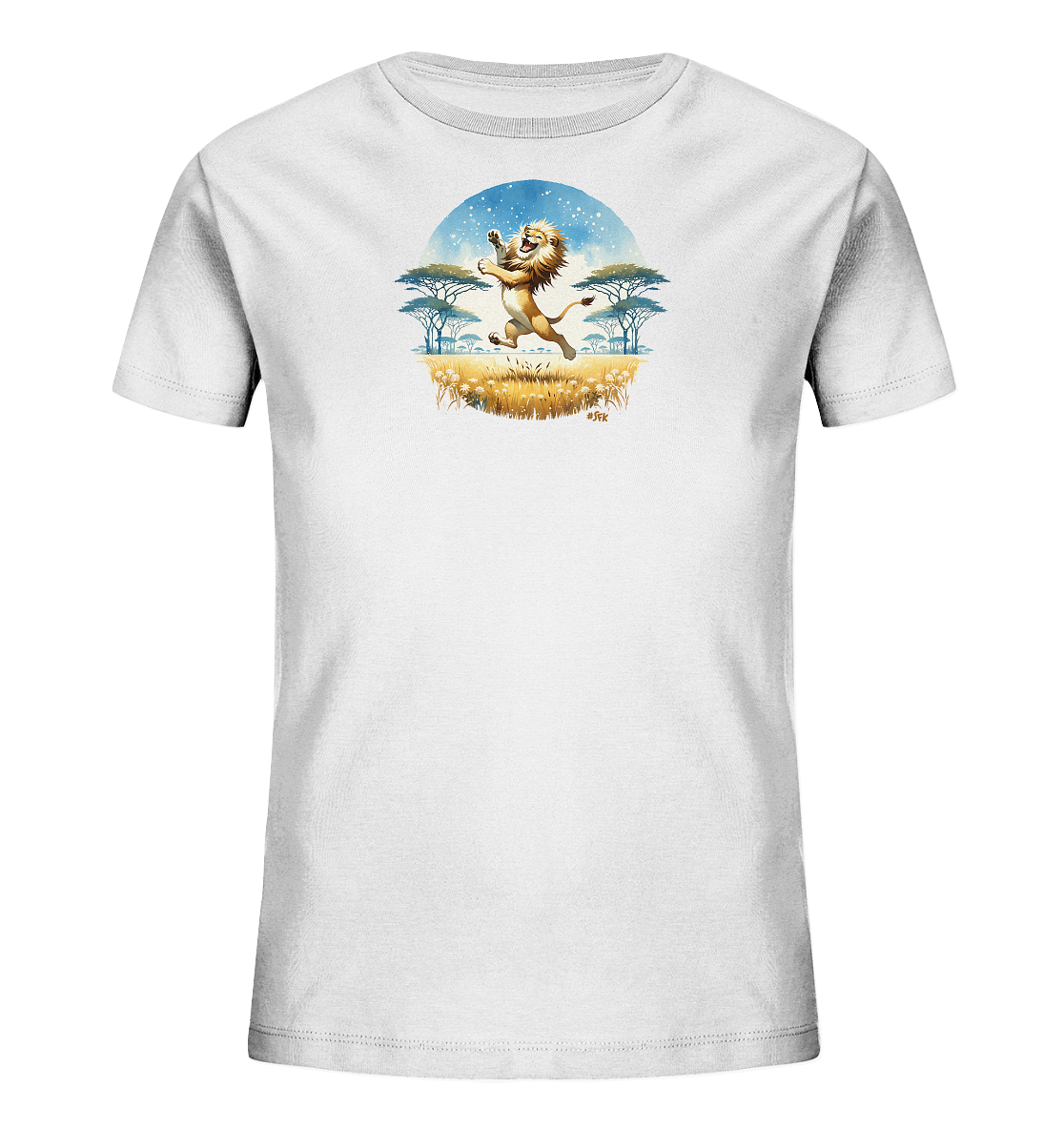 Onlineshop Shirts fuer Kinder - Das Bild zeigt ein weisses Kinder-T-Shirt mit einem farbenfrohen Motiv auf der Vorderseite. Dargestellt ist ein springender Cartoon-Loewe in einer afrikanischen Savannenlandschaft. Die Szene zeigt Graeser, charakteristische Baeume und einen runden Himmel im Hintergrund. Der froehliche Loewe verleiht dem Shirt einen lebendigen Charakter.