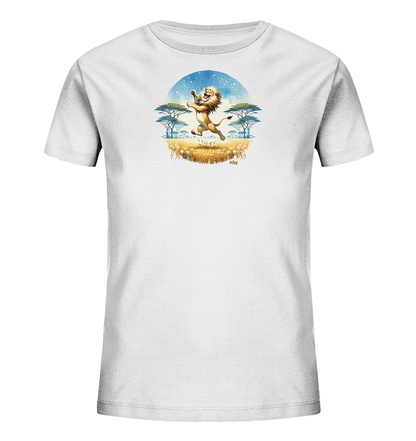 Onlineshop Shirts fuer Kinder - Das Bild zeigt ein weisses Kinder-T-Shirt mit einem farbenfrohen Motiv auf der Vorderseite. Dargestellt ist ein springender Cartoon-Loewe in einer afrikanischen Savannenlandschaft. Die Szene zeigt Graeser, charakteristische Baeume und einen runden Himmel im Hintergrund. Der froehliche Loewe verleiht dem Shirt einen lebendigen Charakter.