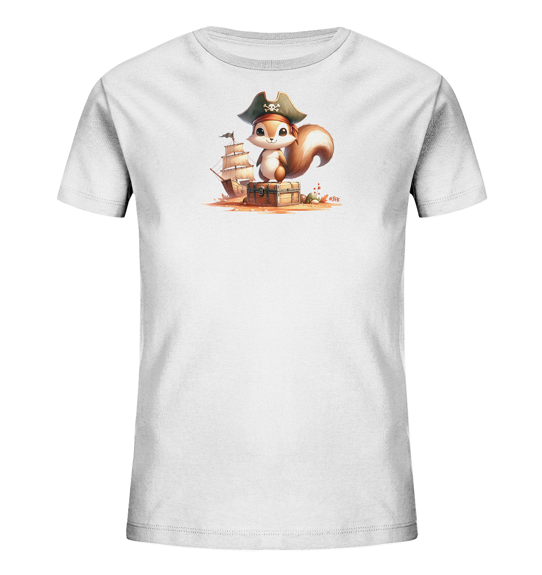 Onlineshop Shirts fuer Kinder - Das Bild zeigt ein weisses T-Shirt mit einem lustigen Piraten-Motiv fuer Kinder. Darauf ist ein suesses Eichhoernchen abgebildet, das einen Piratenhut traegt und auf einer Schatztruhe sitzt. Im Hintergrund ist ein Segelschiff auf einem Strand zu sehen. Das Design ist verspielt und maritim gestaltet.