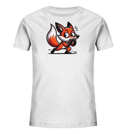 Onlineshop Shirts fuer Kinder - Das Bild zeigt ein weisses Kinder-T-Shirt mit einer lustigen Fuchs-Illustration auf der Vorderseite. Der cartoonhafte Fuchs ist in einer kauernden Pose dargestellt und hat grosse, ausdrucksstarke Augen sowie verspielt gehaltene Pfoten. Das Design wirkt dynamisch und froehlich, perfekt fuer ein Kinderoutfit.