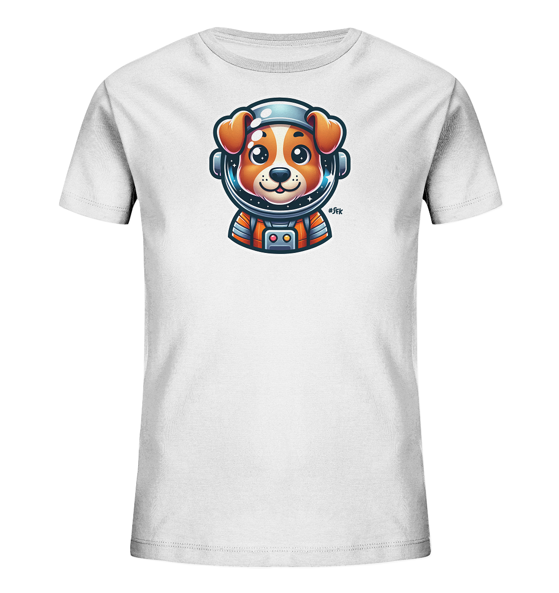 Onlineshop Shirts fuer Kinder - Das Bild zeigt ein weisses Kinder-T-Shirt mit einem suessen Motiv eines Hundes in einem Astronautenanzug. Der Hund hat ein freundliches Gesicht und traegt einen glaenzenden Helm mit Sternen im Visier. Sein Anzug ist orange und grau gestaltet, mit blauen Akzenten und Knoepfen. Die Illustration ist im Comic-Stil gehalten.