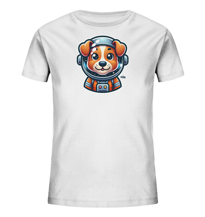 Onlineshop Shirts fuer Kinder - Das Bild zeigt ein weisses Kinder-T-Shirt mit einem suessen Motiv eines Hundes in einem Astronautenanzug. Der Hund hat ein freundliches Gesicht und traegt einen glaenzenden Helm mit Sternen im Visier. Sein Anzug ist orange und grau gestaltet, mit blauen Akzenten und Knoepfen. Die Illustration ist im Comic-Stil gehalten.