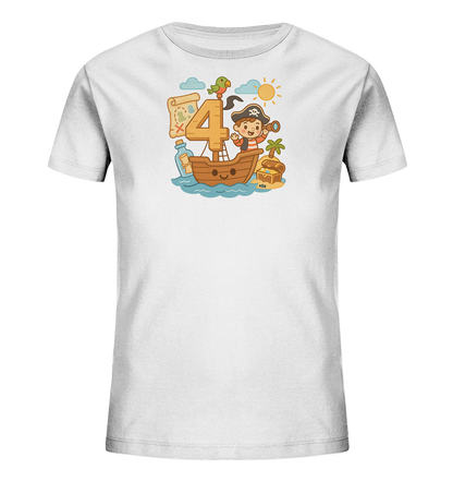 Onlineshop Shirts fuer Kinder - Das Bild zeigt ein weisses T-Shirt fuer Kinder mit einem farbenfrohen Piratenmotiv auf der Vorderseite. Im Zentrum des Designs steht die grosse Zahl '4', um die sich eine Szene mit einem kleinen Boot, einem Piratenkind, einem Papagei und einer Schatzkarte gruppiert. Eine Insel mit Palme und Schatztruhe sowie eine Flaschenpost ergaenzen das verspielte Thema. Das Motiv wirkt froehlich und abenteuerlich.