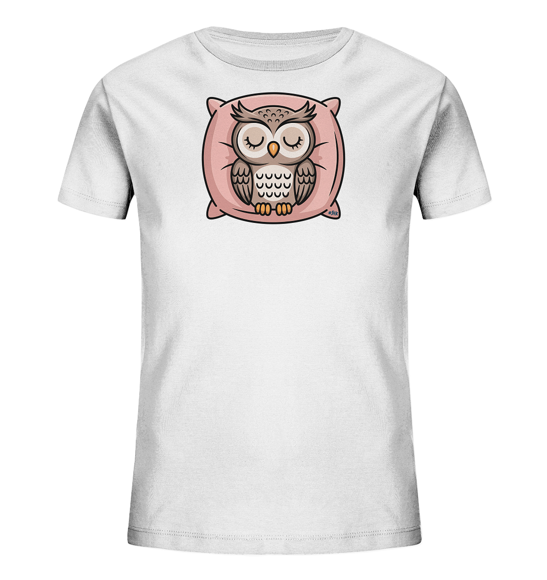 Onlineshop Shirts fuer Kinder - Das Bild zeigt ein weisses Kinder-T-Shirt mit einem niedlichen Aufdruck einer schlafenden Eule. Die Eule sitzt friedlich auf einem weichen, rosafarbenen Kissen, ihre Augen sind geschlossen. Ihr Gefieder ist in verschiedenen Braun- und Beigetoenen dargestellt. Das verspielte Design verleiht dem T-Shirt einen beruhigenden und liebevollen Charakter.