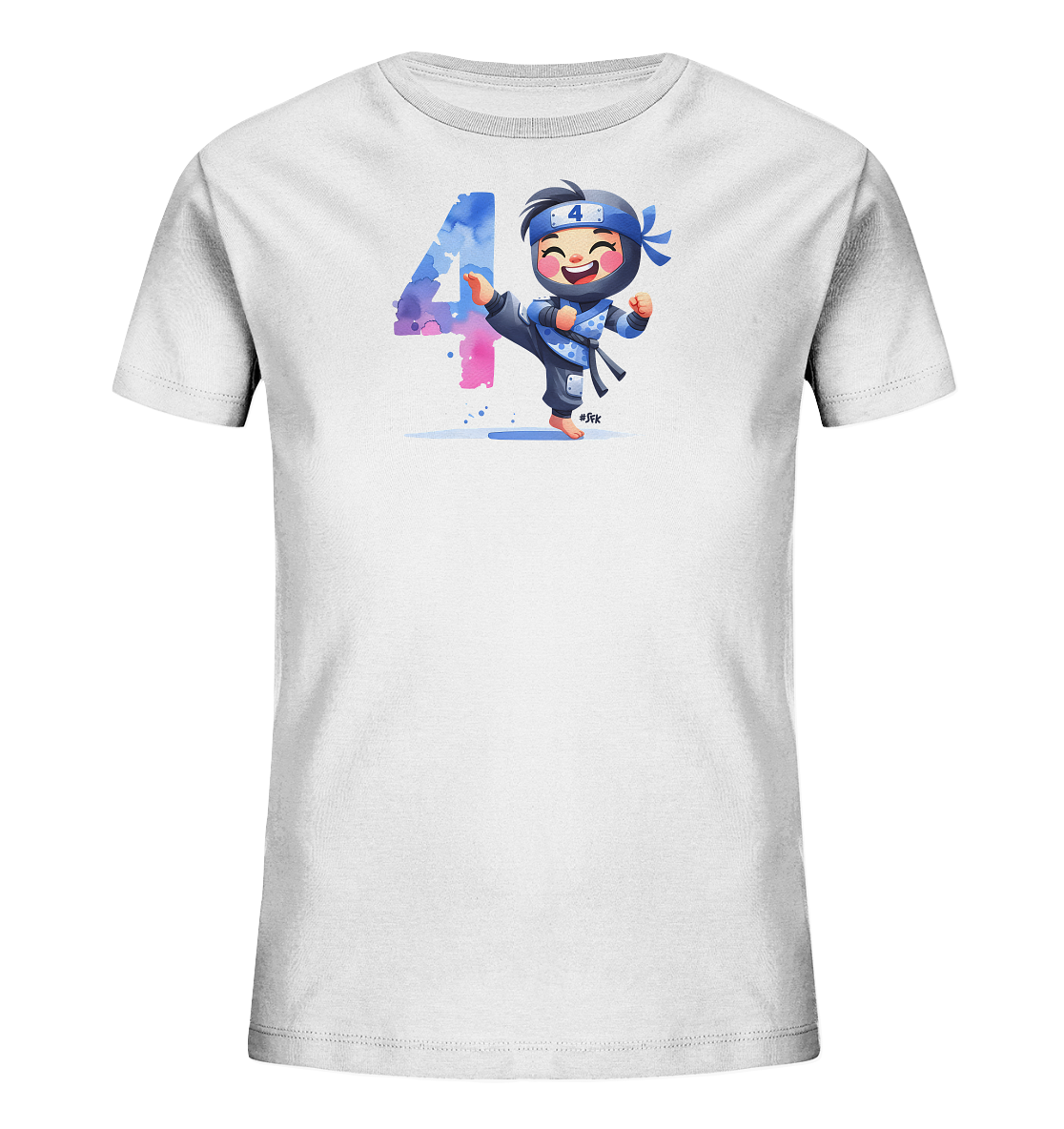 Onlineshop Shirts fuer Kinder - Das Bild zeigt ein weisses Kinder-T-Shirt mit einer Illustration eines froehlichen kleinen Ninjas. Der Ninja traegt eine blaue Maske und einen dunklen Anzug mit Sternen und macht einen Tritt. Neben dem Ninja steht eine grosse, farbige Zahl "4" mit einem Aquarell-Effekt in Blau und Pink. Das Design wirkt dynamisch und verspielt.