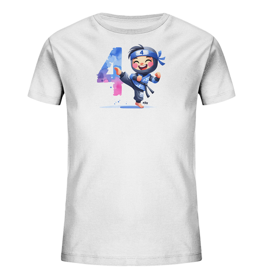 Onlineshop Shirts fuer Kinder - Das Bild zeigt ein weisses Kinder-T-Shirt mit einer Illustration eines froehlichen kleinen Ninjas. Der Ninja traegt eine blaue Maske und einen dunklen Anzug mit Sternen und macht einen Tritt. Neben dem Ninja steht eine grosse, farbige Zahl "4" mit einem Aquarell-Effekt in Blau und Pink. Das Design wirkt dynamisch und verspielt.