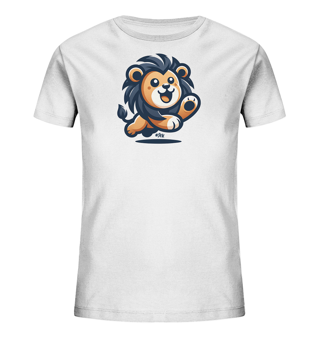 Onlineshop Shirts fuer Kinder - Das Bild zeigt ein weisses T-Shirt fuer Kinder mit einem niedlichen Loewenmotiv auf der Vorderseite. Der stilisierte Cartoon-Loewe hat eine dunkle Maehne und ein freundliches Laecheln. Er ist in einer dynamischen Pose dargestellt, als wuerde er springen oder laufen. Die Farbgebung ist leuchtend und kindgerecht, was das Design ansprechend macht.