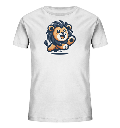Onlineshop Shirts fuer Kinder - Das Bild zeigt ein weisses T-Shirt fuer Kinder mit einem niedlichen Loewenmotiv auf der Vorderseite. Der stilisierte Cartoon-Loewe hat eine dunkle Maehne und ein freundliches Laecheln. Er ist in einer dynamischen Pose dargestellt, als wuerde er springen oder laufen. Die Farbgebung ist leuchtend und kindgerecht, was das Design ansprechend macht.
