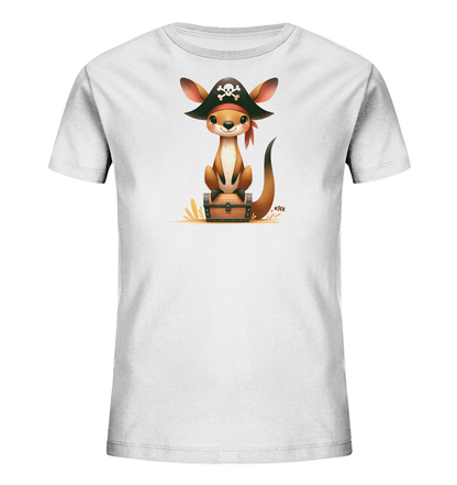 Onlineshop Shirts fuer Kinder - Das Bild zeigt ein weisses Kinder-T-Shirt mit einem niedlichen Motiv auf der Vorderseite. Darauf sitzt ein cartoonartiges Kaenguru, das als Pirat verkleidet ist, auf einer Schatztruhe. Es traegt einen Piratenhut mit Totenkopf und ein rotes Bandana. Das Design wirkt verspielt und ansprechend.