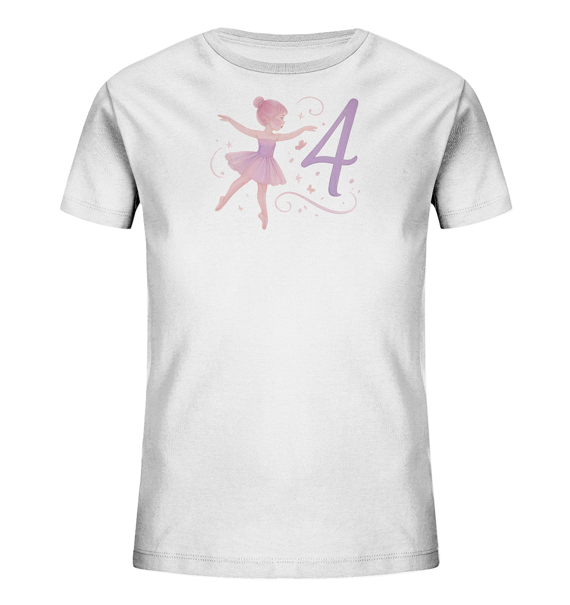 Onlineshop Shirts fuer Kinder - Das Bild zeigt ein weisses T-Shirt mit einem zarten Aufdruck einer Ballerina. Neben der tanzenden Figur ist die grosse Zahl 4 in einem sanften Lila abgebildet. Kleine Sterne und Verzierungen umrahmen das Motiv, das in einem weichen, fast aquarellartigen Stil gehalten ist. Dies verleiht dem Design eine leichte und traeumerische Anmutung.
