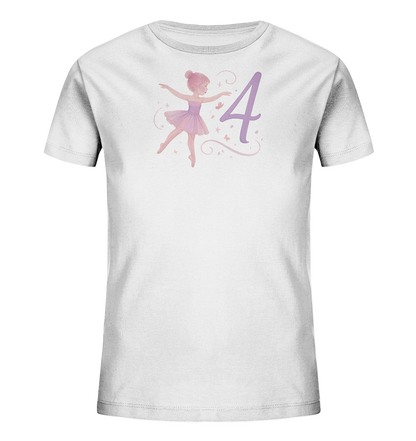 Onlineshop Shirts fuer Kinder - Das Bild zeigt ein weisses T-Shirt mit einem zarten Aufdruck einer Ballerina. Neben der tanzenden Figur ist die grosse Zahl 4 in einem sanften Lila abgebildet. Kleine Sterne und Verzierungen umrahmen das Motiv, das in einem weichen, fast aquarellartigen Stil gehalten ist. Dies verleiht dem Design eine leichte und traeumerische Anmutung.