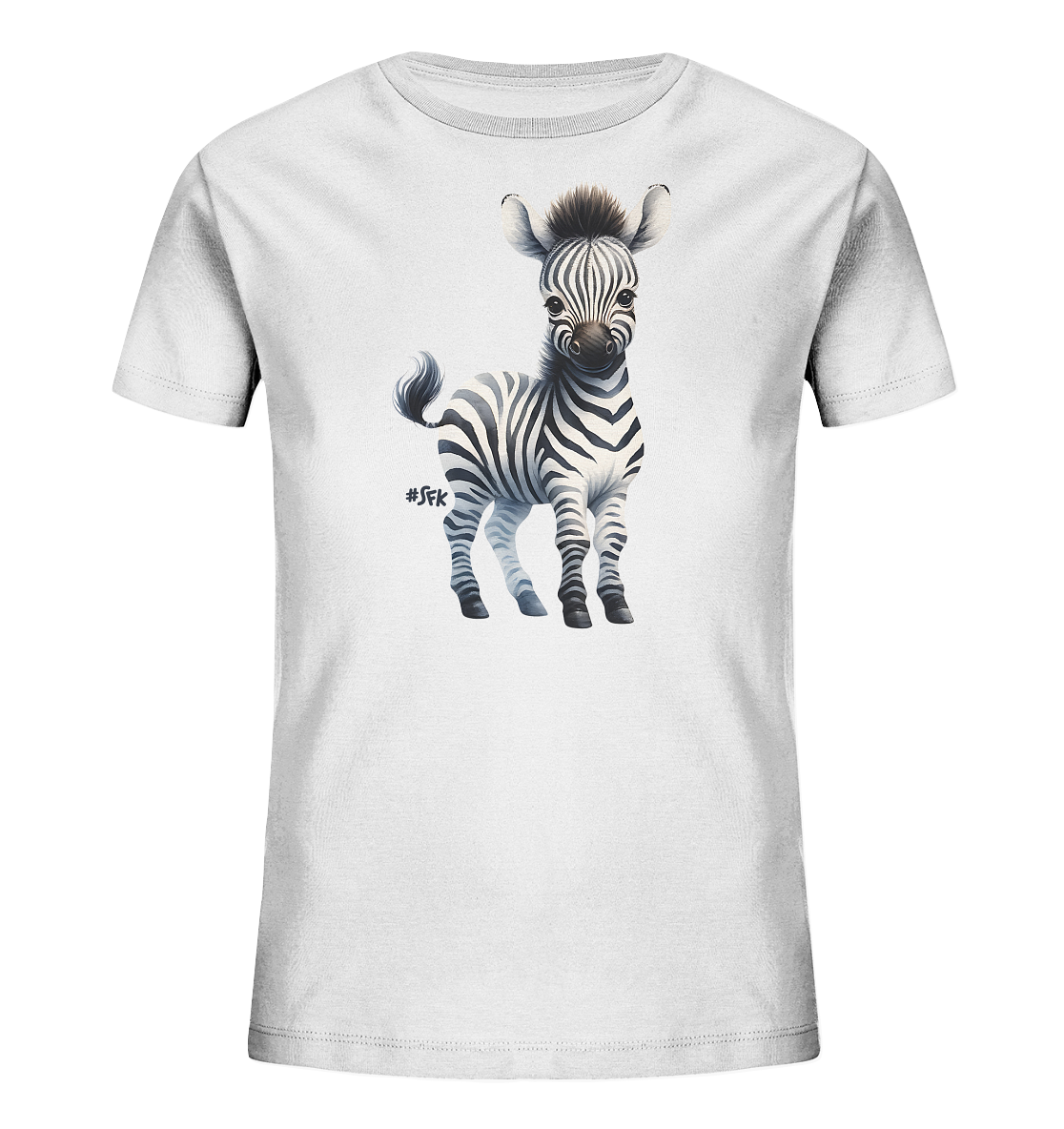 Onlineshop Shirts fuer Kinder - Das Bild zeigt ein weisses T-Shirt fuer Kinder mit einem niedlichen Aufdruck eines jungen Zebras. Das Zebra steht aufrecht in der Mitte des Shirts und blickt nach vorne. Es ist detailliert mit den typischen schwarzen und weissen Streifen gestaltet. Der Aufdruck verleiht dem Shirt eine froehliche und spielerische Note.