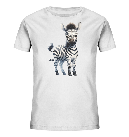 Onlineshop Shirts fuer Kinder - Das Bild zeigt ein weisses T-Shirt fuer Kinder mit einem niedlichen Aufdruck eines jungen Zebras. Das Zebra steht aufrecht in der Mitte des Shirts und blickt nach vorne. Es ist detailliert mit den typischen schwarzen und weissen Streifen gestaltet. Der Aufdruck verleiht dem Shirt eine froehliche und spielerische Note.