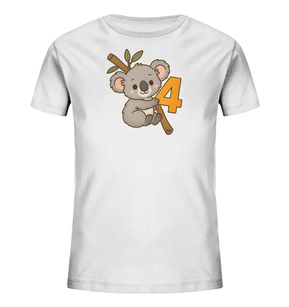 Onlineshop Shirts fuer Kinder - Das Bild zeigt ein weisses T-Shirt fuer Kinder mit einem niedlichen Druck auf der Vorderseite. Ein freundlich aussehender Cartoon-Koala klammert sich an einen braunen Ast mit gruenen Blaettern. Direkt daneben ist die grosse, orangefarbene Zahl '4' abgebildet. Das Motiv verleiht dem Shirt einen verspielten Charakter.