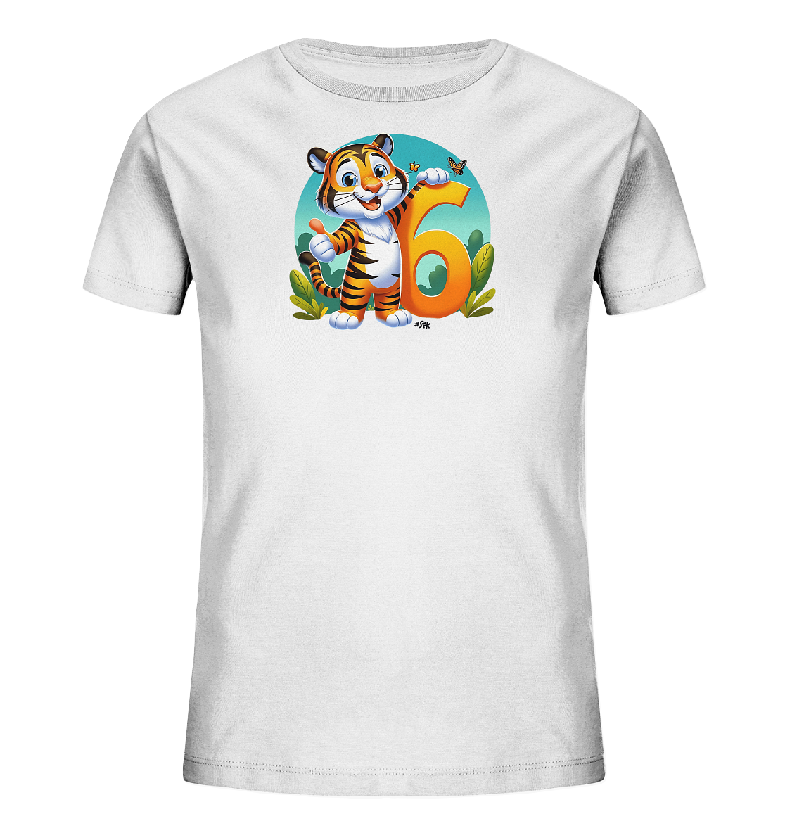 Onlineshop Shirts fuer Kinder - Dieses weisse Kinder-T-Shirt praesentiert eine farbenfrohe Illustration mit einem freundlichen Cartoon-Tiger. Der Tiger steht neben einer grossen, orangefarbenen Zahl '6' und gibt einen Daumen hoch. Ein kleiner Schmetterling fliegt ueber dem Tigerkopf. Das gesamte Motiv ist vor einem blauen Kreis mit gruenen Pflanzen im Hintergrund platziert.