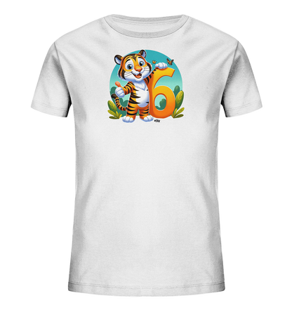 Onlineshop Shirts fuer Kinder - Dieses weisse Kinder-T-Shirt praesentiert eine farbenfrohe Illustration mit einem freundlichen Cartoon-Tiger. Der Tiger steht neben einer grossen, orangefarbenen Zahl '6' und gibt einen Daumen hoch. Ein kleiner Schmetterling fliegt ueber dem Tigerkopf. Das gesamte Motiv ist vor einem blauen Kreis mit gruenen Pflanzen im Hintergrund platziert.