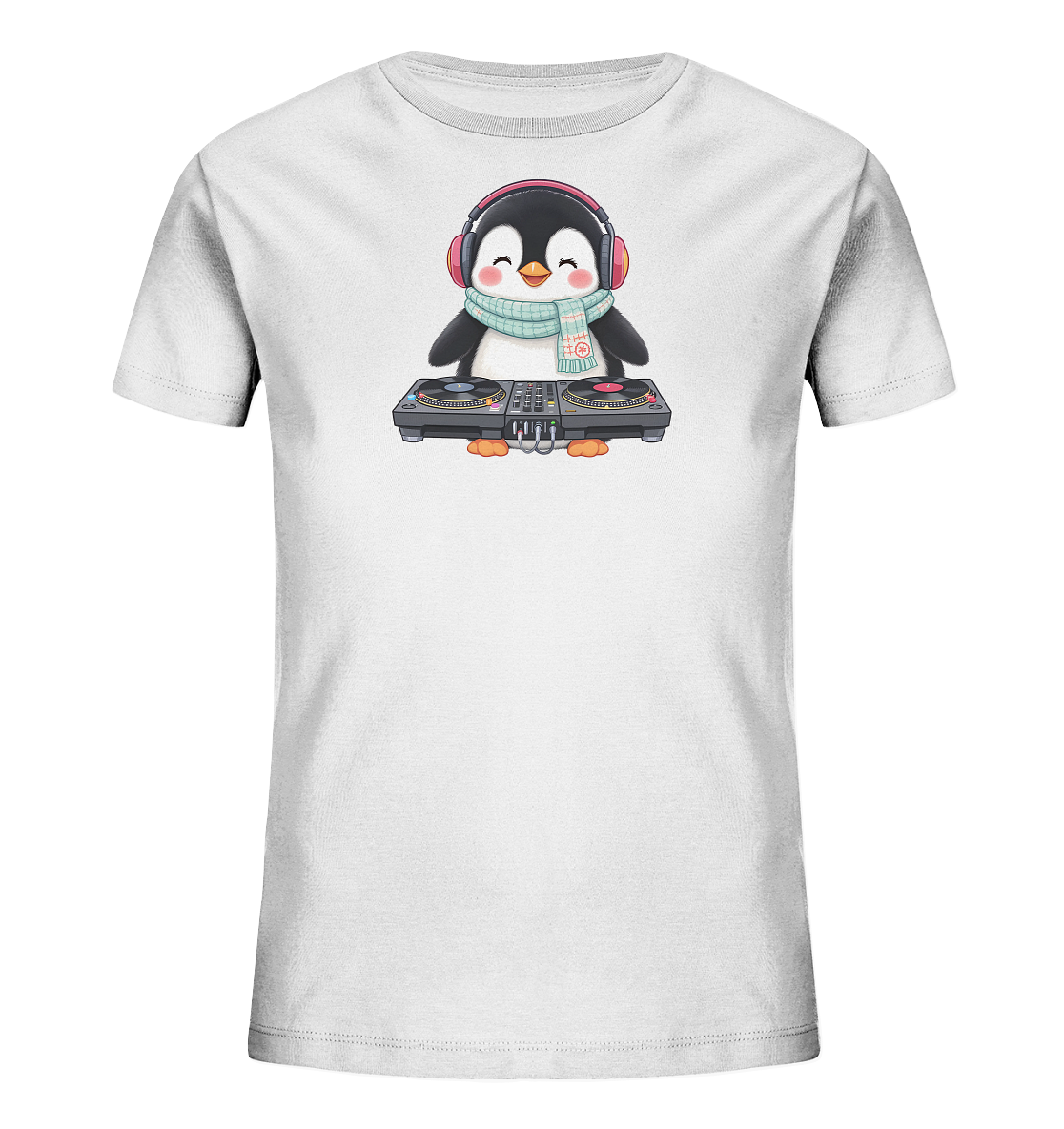 Onlineshop Shirts fuer Kinder - Das Bild zeigt ein weisses Kinder-T-Shirt mit einem niedlichen Cartoon-Pinguin als Motiv. Der Pinguin traegt rote Kopfhoerer und einen hellblauen Schal mit Streifen. Er steht hinter einem DJ-Mischpult mit zwei Plattenspielern. Das Design wirkt froehlich und verspielt.