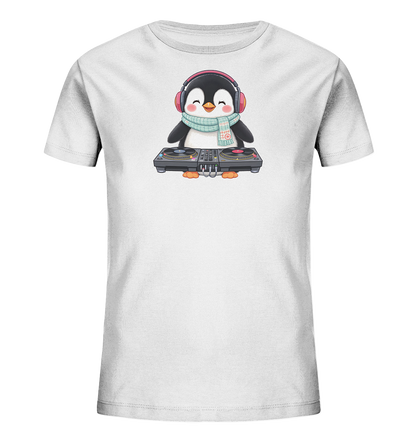 Onlineshop Shirts fuer Kinder - Das Bild zeigt ein weisses Kinder-T-Shirt mit einem niedlichen Cartoon-Pinguin als Motiv. Der Pinguin traegt rote Kopfhoerer und einen hellblauen Schal mit Streifen. Er steht hinter einem DJ-Mischpult mit zwei Plattenspielern. Das Design wirkt froehlich und verspielt.