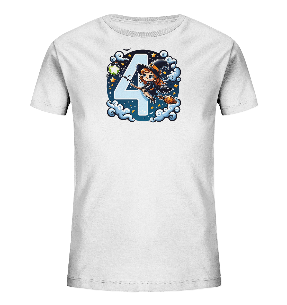 Onlineshop Shirts fuer Kinder - Das Bild zeigt ein weisses T-Shirt fuer Kinder mit einem fantasievollen Motiv. Im Zentrum steht eine grosse, hellblaue Zahl 4. Eine kleine Hexe fliegt auf einem Besen vor der Zahl, umgeben von Wolken, Sternen und einem Mond im Nachthimmel. Ein gruenes Flaeschchen ergaenzt das Design.