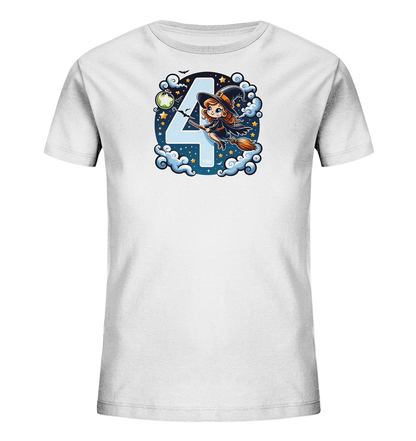 Onlineshop Shirts fuer Kinder - Das Bild zeigt ein weisses T-Shirt fuer Kinder mit einem fantasievollen Motiv. Im Zentrum steht eine grosse, hellblaue Zahl 4. Eine kleine Hexe fliegt auf einem Besen vor der Zahl, umgeben von Wolken, Sternen und einem Mond im Nachthimmel. Ein gruenes Flaeschchen ergaenzt das Design.