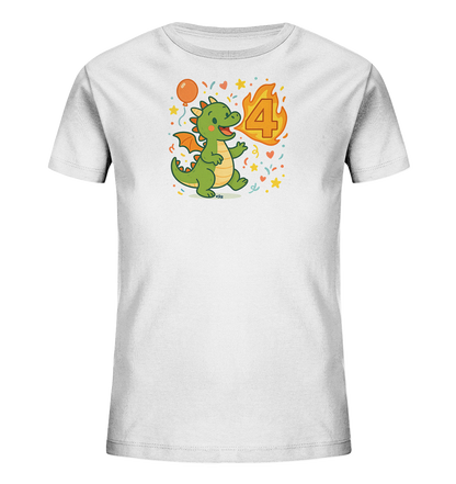 Onlineshop Shirts fuer Kinder - Das Bild zeigt ein weisses Kinder-T-Shirt mit einem farbenfrohen Motiv. Ein freundlicher gruener Cartoon-Drache laeuft neben der Zahl '4', die von Flammen umgeben ist. Das Design enthaelt auch einen orangefarbenen Ballon sowie kleine Sterne und Konfetti. Es ist ein verspieltes Motiv, das gut zu einem vierten Geburtstag passt.