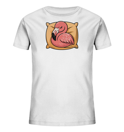 Onlineshop Shirts fuer Kinder - Das Bild zeigt ein weisses T-Shirt mit einem niedlichen Motiv eines schlafenden Flamingos. Der rosa Flamingo liegt gemuetlich auf einem beigen Kissen, die Augen geschlossen. Das Design wirkt ruhig und ansprechend fuer Kinder.