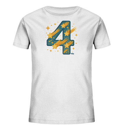 Onlineshop Shirts fuer Kinder - Das Bild zeigt ein weisses T-Shirt fuer Kinder mit einem auffaelligen Aufdruck. Im Zentrum ist eine grosse Zahl '4' zu sehen. Diese ist in einem dunklen Blau gehalten und mit gelben Sternen sowie dynamischen Streifen verziert, die an Sternschnuppen erinnern. Kleine Sterne und Punkte ergaenzen das verspielte Design rund um die Zahl.