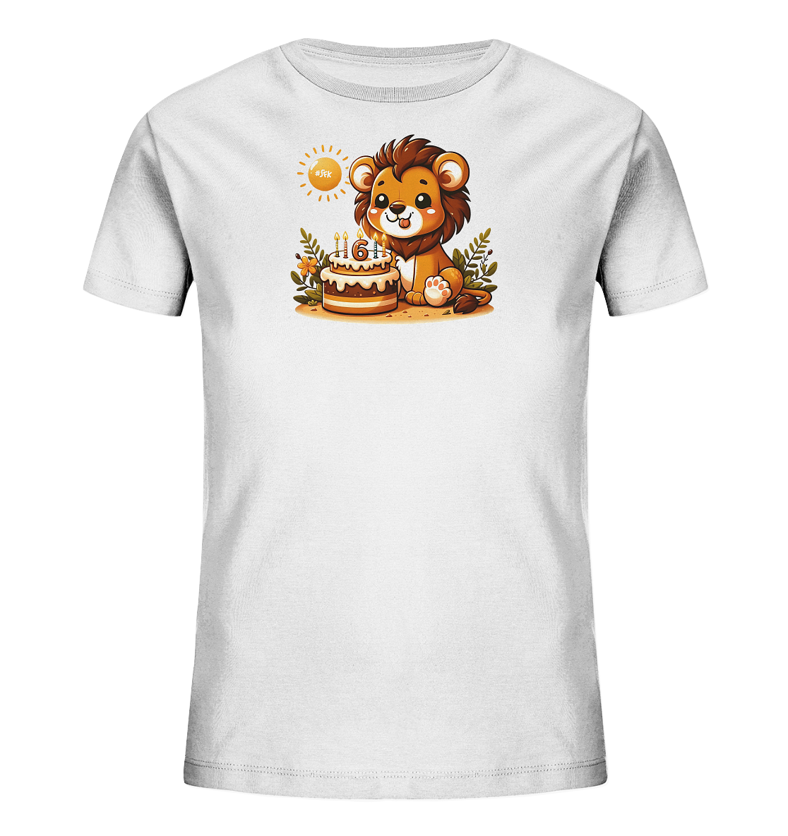 Onlineshop Shirts fuer Kinder - Das Bild zeigt ein weisses Kinder-T-Shirt mit einem niedlichen Druckmotiv auf der Vorderseite. Ein cartoonartiger Loewe sitzt neben einem Geburtstagskuchen, auf dem sechs Kerzen brennen und die Zahl '6' formen. Um den Kuchen herum sind Blaetter und Blumen abgebildet, und eine kleine Sonne scheint im Hintergrund. Das Design ist verspielt und farbenfroh.
