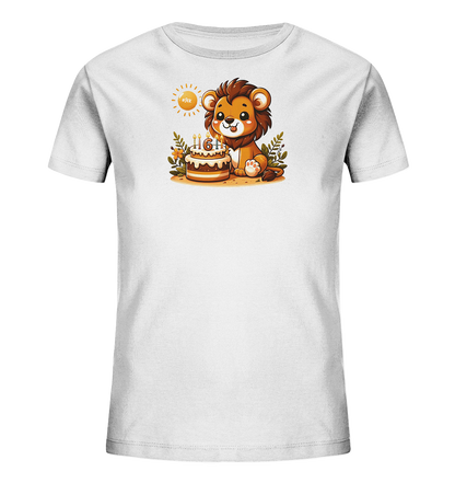 Onlineshop Shirts fuer Kinder - Das Bild zeigt ein weisses Kinder-T-Shirt mit einem niedlichen Druckmotiv auf der Vorderseite. Ein cartoonartiger Loewe sitzt neben einem Geburtstagskuchen, auf dem sechs Kerzen brennen und die Zahl '6' formen. Um den Kuchen herum sind Blaetter und Blumen abgebildet, und eine kleine Sonne scheint im Hintergrund. Das Design ist verspielt und farbenfroh.