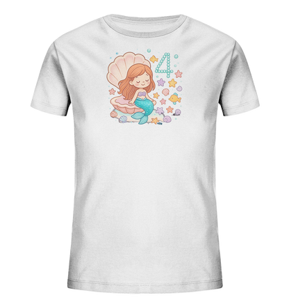Onlineshop Shirts fuer Kinder - Das Bild zeigt ein weisses Kinder-T-Shirt mit einem bezaubernden Meerjungfrauenmotiv. Die Meerjungfrau sitzt in einer Muschel, umgeben von Seesternen, Muscheln und Fischen. Die Zahl 4, gebildet aus blauen Kreisen, ist prominent neben ihr platziert. Dieses verspielte Design ist maritim und froehlich gestaltet.