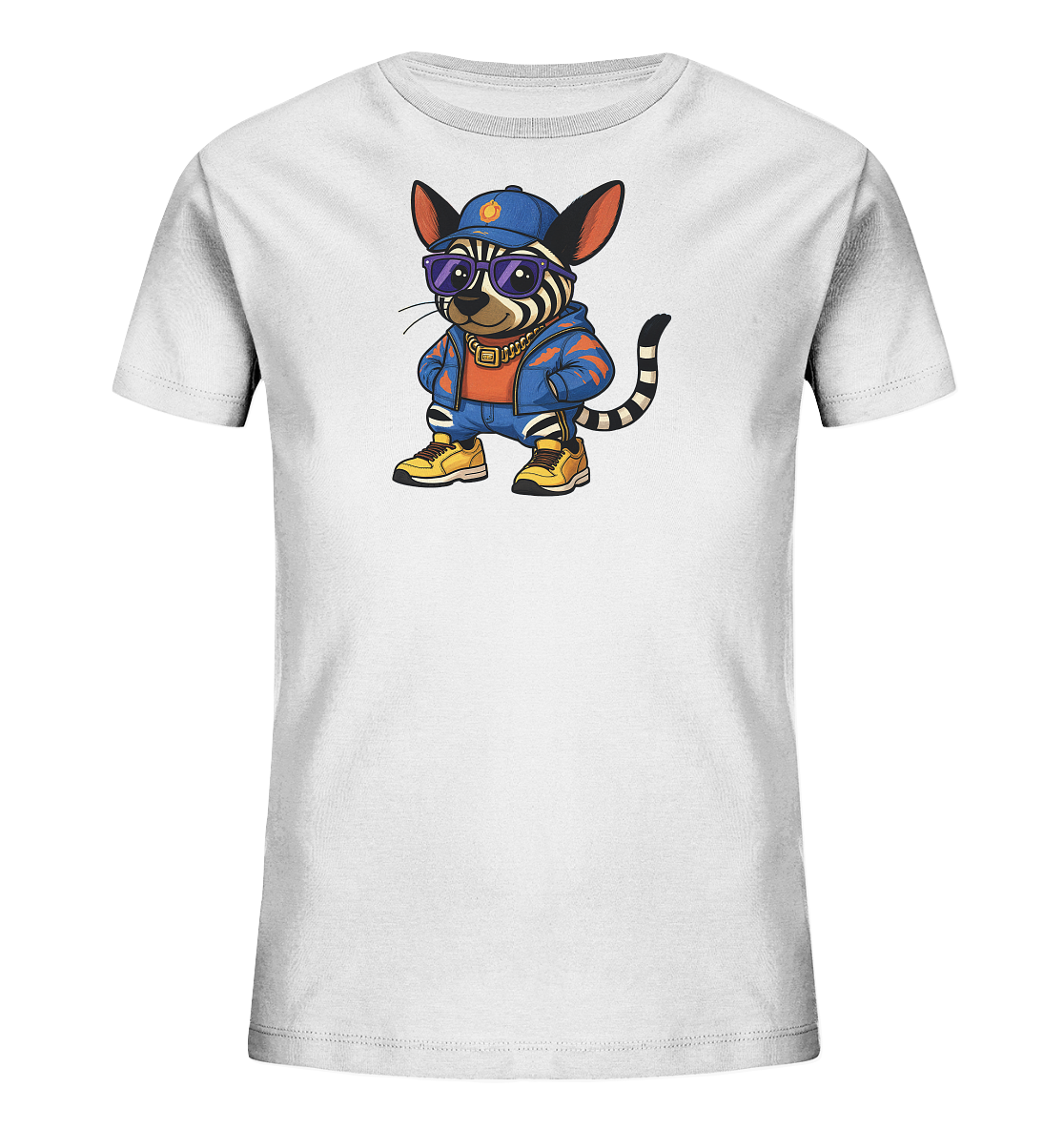 Onlineshop Shirts fuer Kinder - Das Bild zeigt ein weisses Kinder-T-Shirt mit einer coolen Cartoon-Illustration auf der Vorderseite. Die Figur ist eine gestreifte Katze, die eine blaue Kappe, Sonnenbrille, Goldkette, orangefarbenes Shirt und blauen Hoodie traegt. Sie steht laessig mit den Haenden in den Taschen und gelben Sneakers. Das Design wirkt modern und ansprechend.