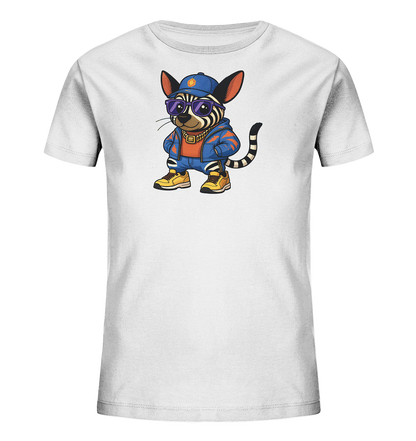 Onlineshop Shirts fuer Kinder - Das Bild zeigt ein weisses Kinder-T-Shirt mit einer coolen Cartoon-Illustration auf der Vorderseite. Die Figur ist eine gestreifte Katze, die eine blaue Kappe, Sonnenbrille, Goldkette, orangefarbenes Shirt und blauen Hoodie traegt. Sie steht laessig mit den Haenden in den Taschen und gelben Sneakers. Das Design wirkt modern und ansprechend.